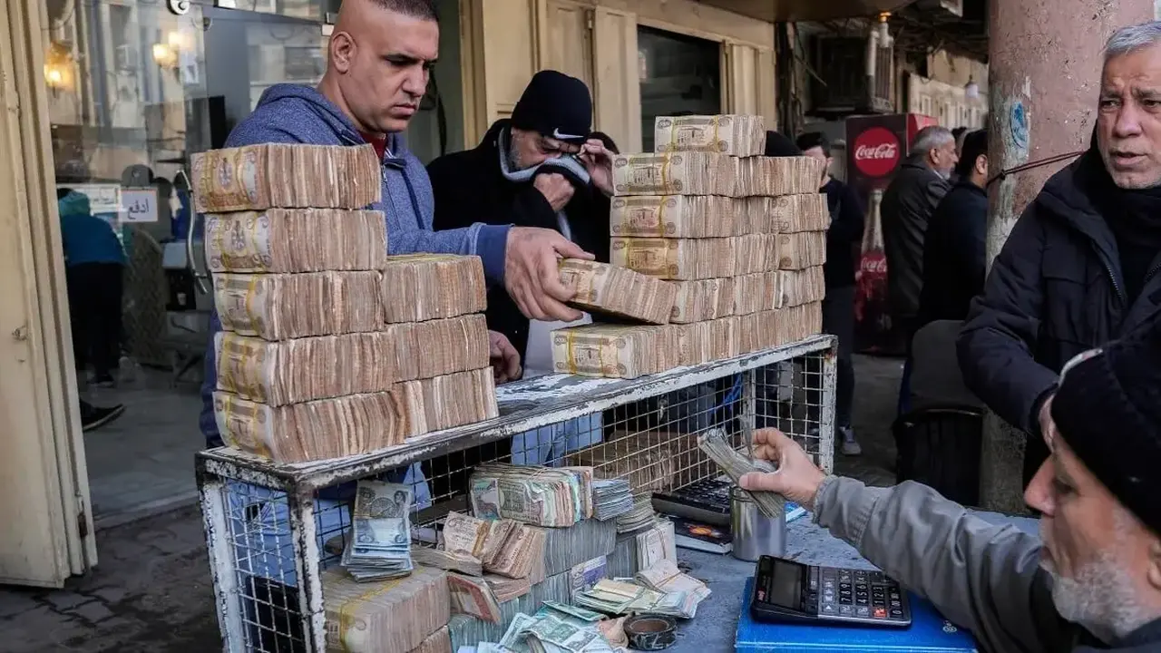 سعر الدولار يتجاوز الدينار العراقي اليوم في السوق السوداء